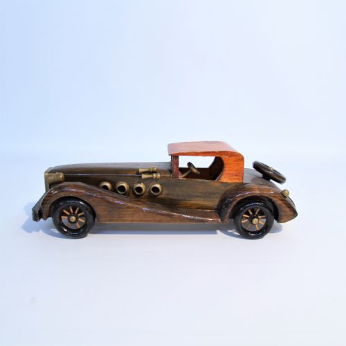 Maquette de voiture ancienne en bois.