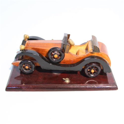 Maquette de voiture sur socle en bois.