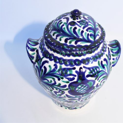 Vase floral décoratif en céramique.