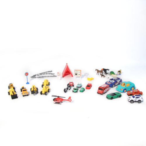lot de 14 jouets voitures avec les panneaux routiers