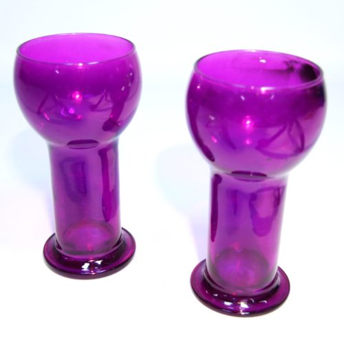2 vases violets