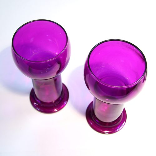 2 vases violets