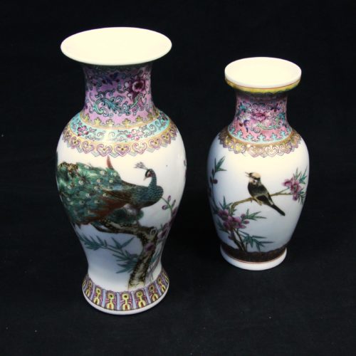Lot de deux vases chinois signé