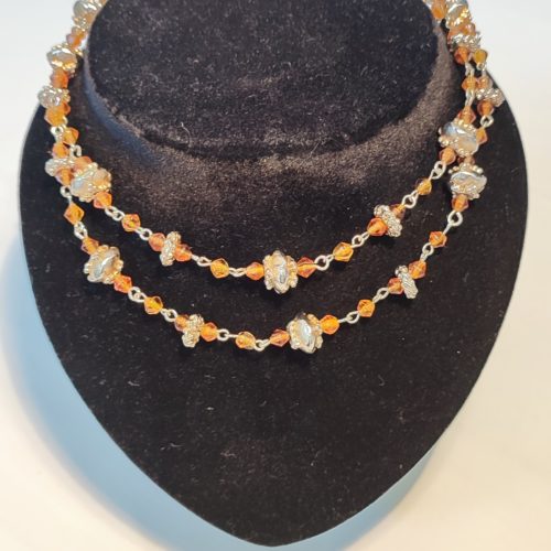 Collier perles et métal orange