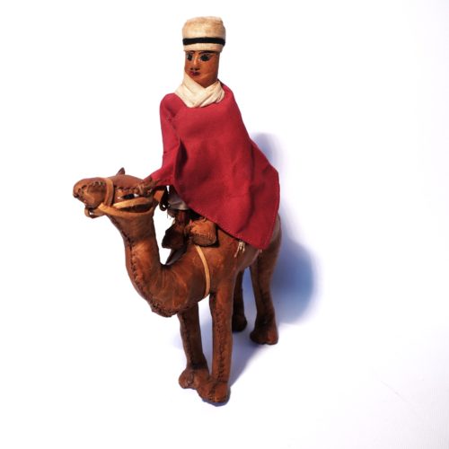 Figurine en tissu sur son chameaux de cuir