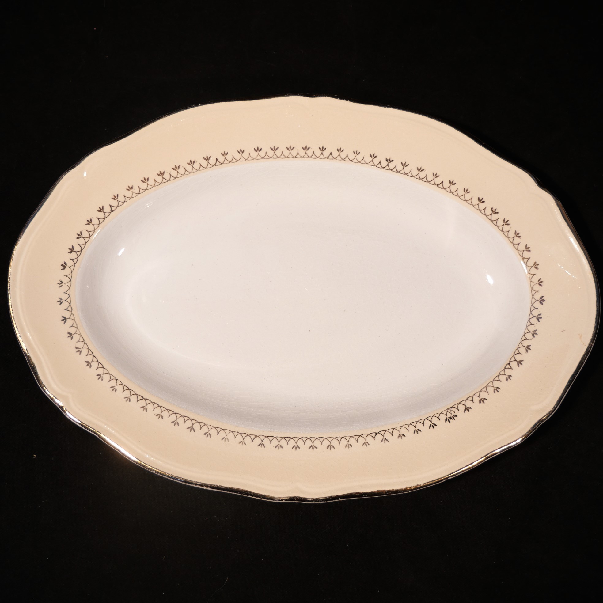 Grand plat ovale L’Amandinoise demi-porcelaine