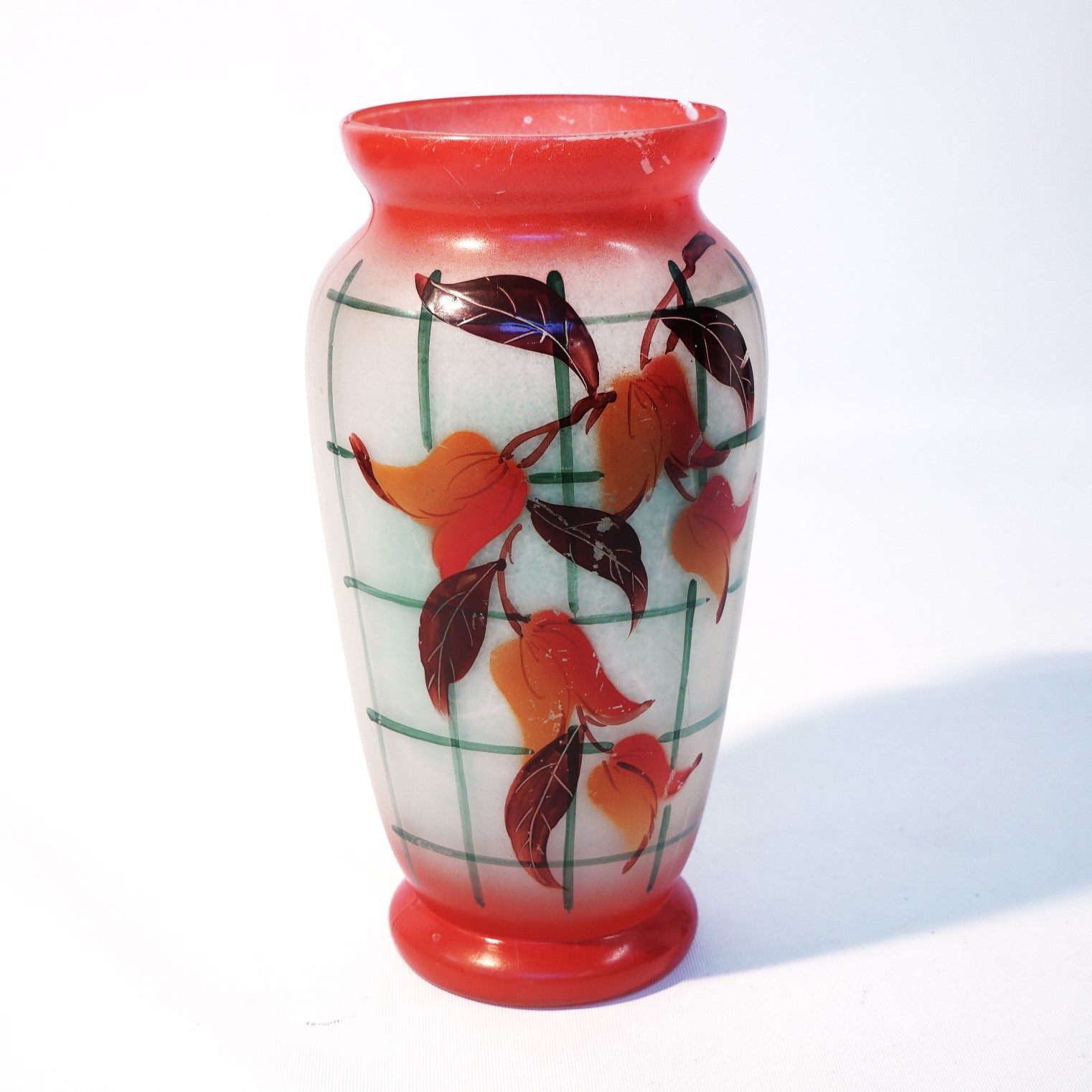 Vase en verre opalescent avec motif floral