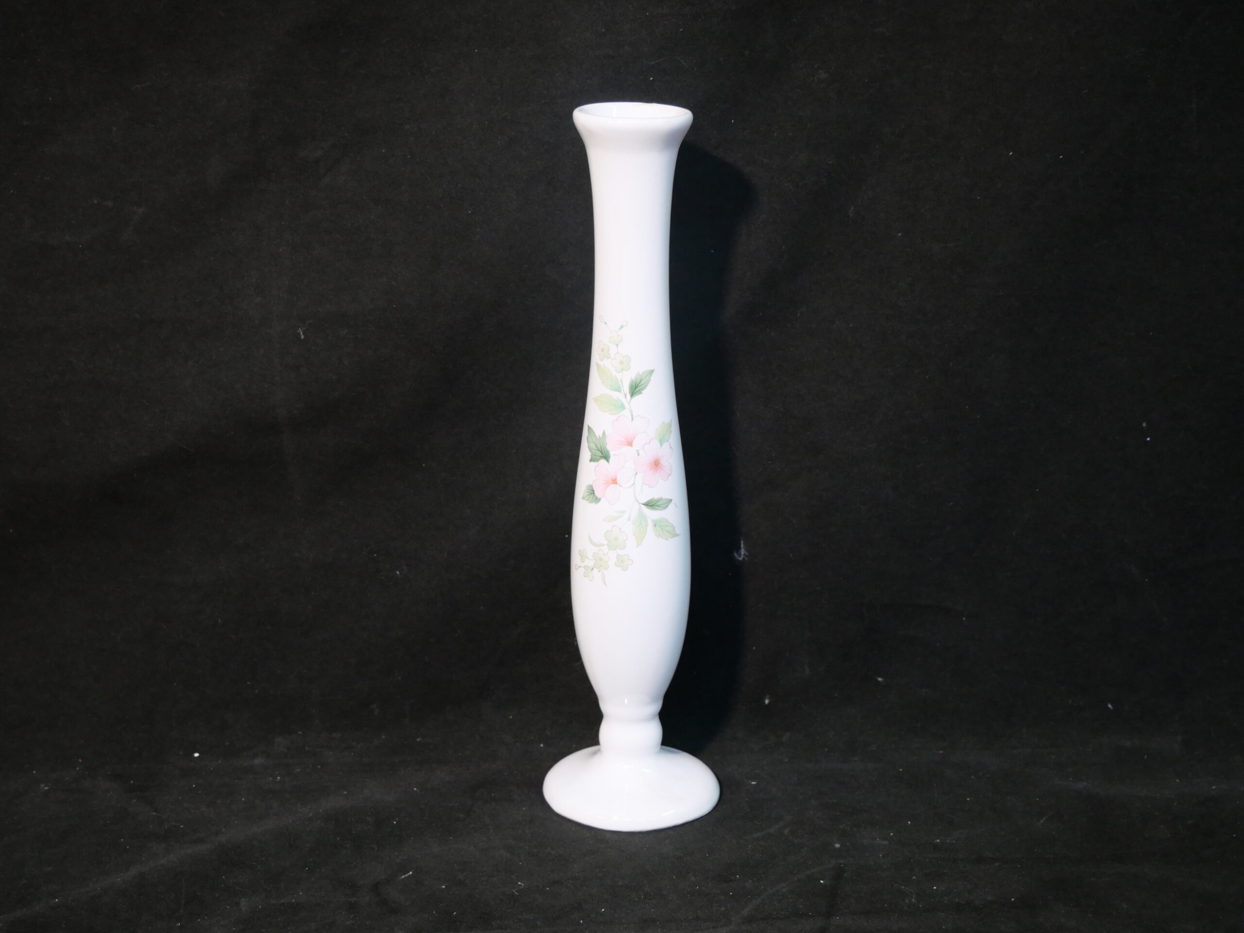 vase en porcelaine avec fleure rose sauvages