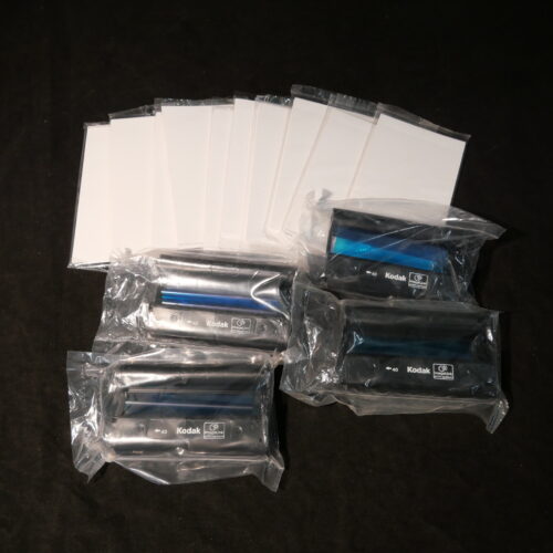 10 paquets de papier Kodak et 4 cartouches d’imprimante bleue