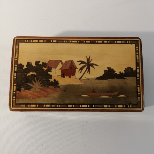 Magnifique boîte en bois – Noyer – Décor marqueterie