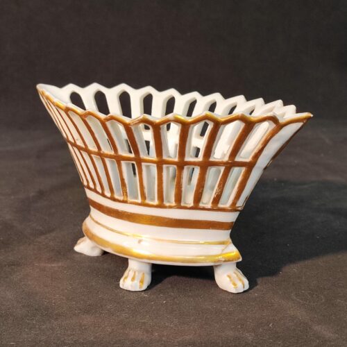 Vase navette sur pieds en porcelaine d’époque Empire
