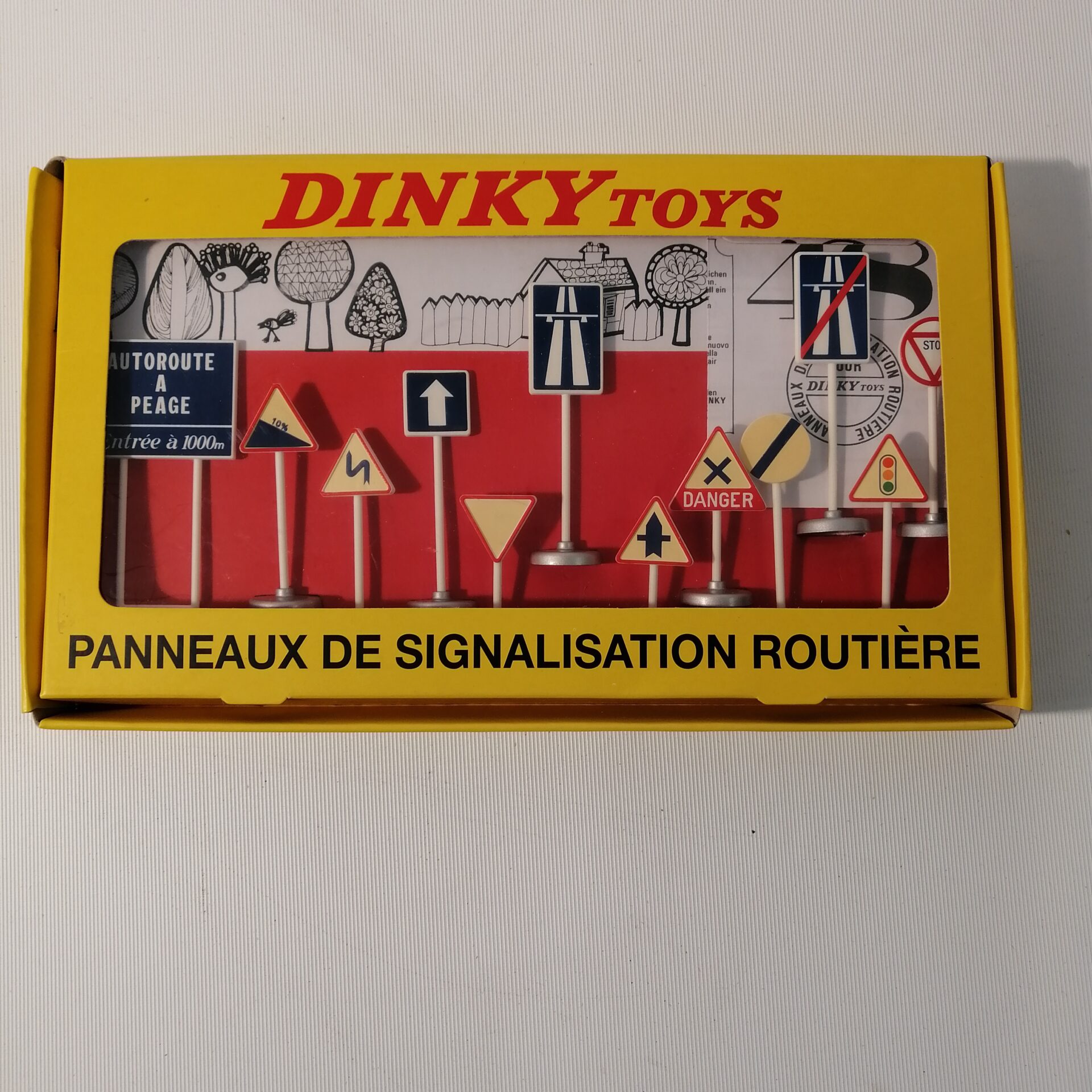 Les panneaux de signalisation routière sur l'emballage Les panneau de
