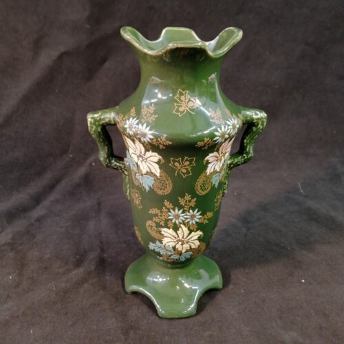 Vase vert en céramique émaillée, décor floral