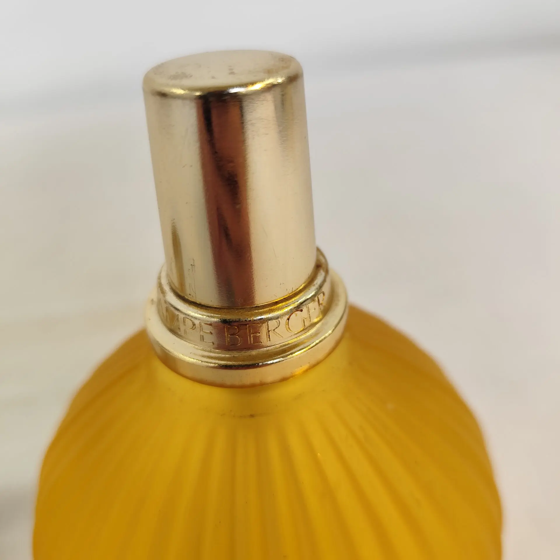 Lampe Berger Contemporaine En Verre Couleur Jaune - Forme Géométrique, Purifie Et Parfume L'air | Neuf, Fabriqué En France