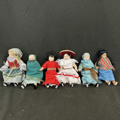 Lot de 31 poupées de collection en porcelaine