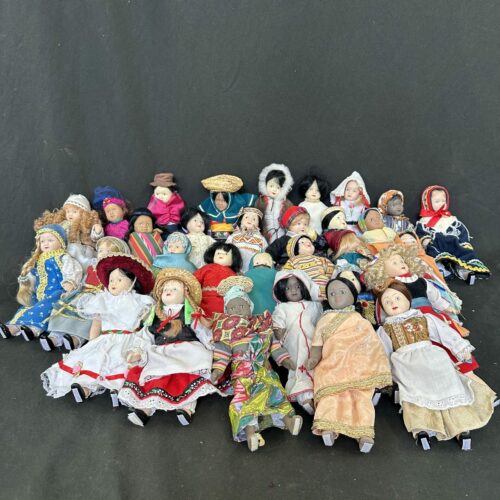 Lot de 31 poupées de collection en porcelaine