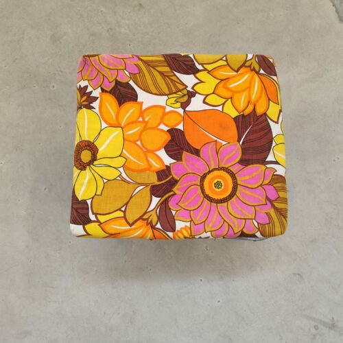 Tabouret à motif floral vintage