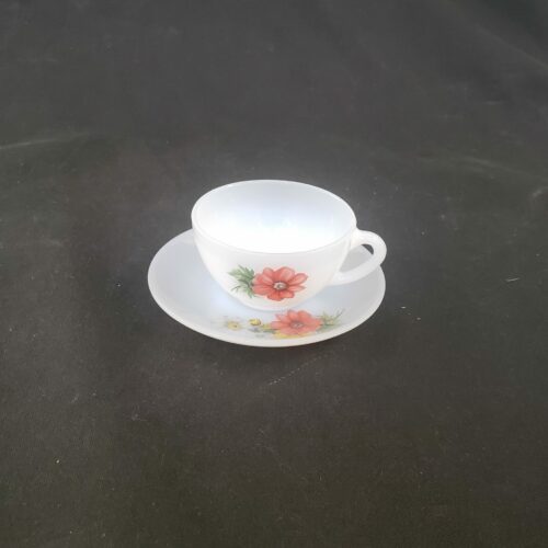 Service arcopal vintage à fleur rouge