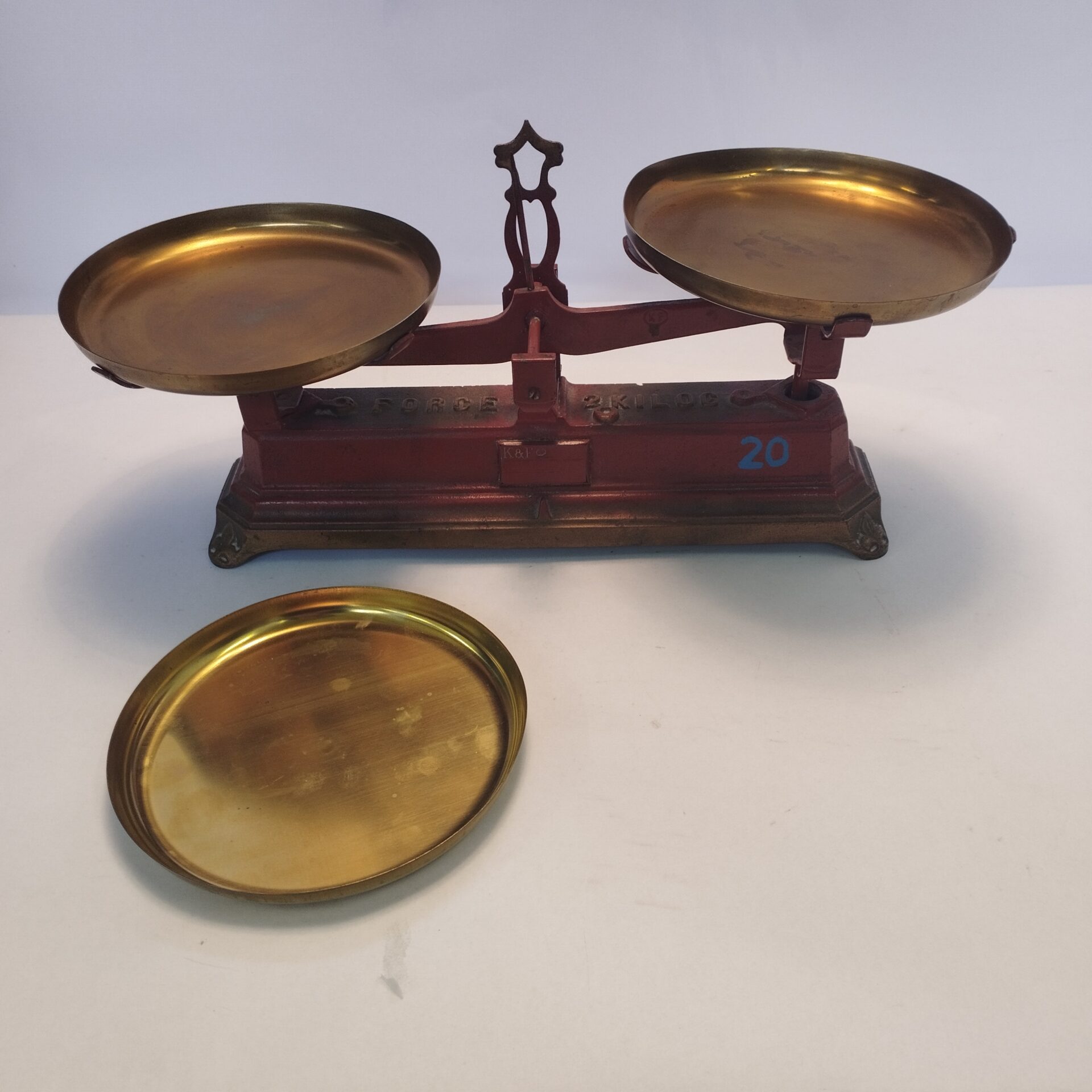 Ancienne balance de ménage avec ses poids - Décoration