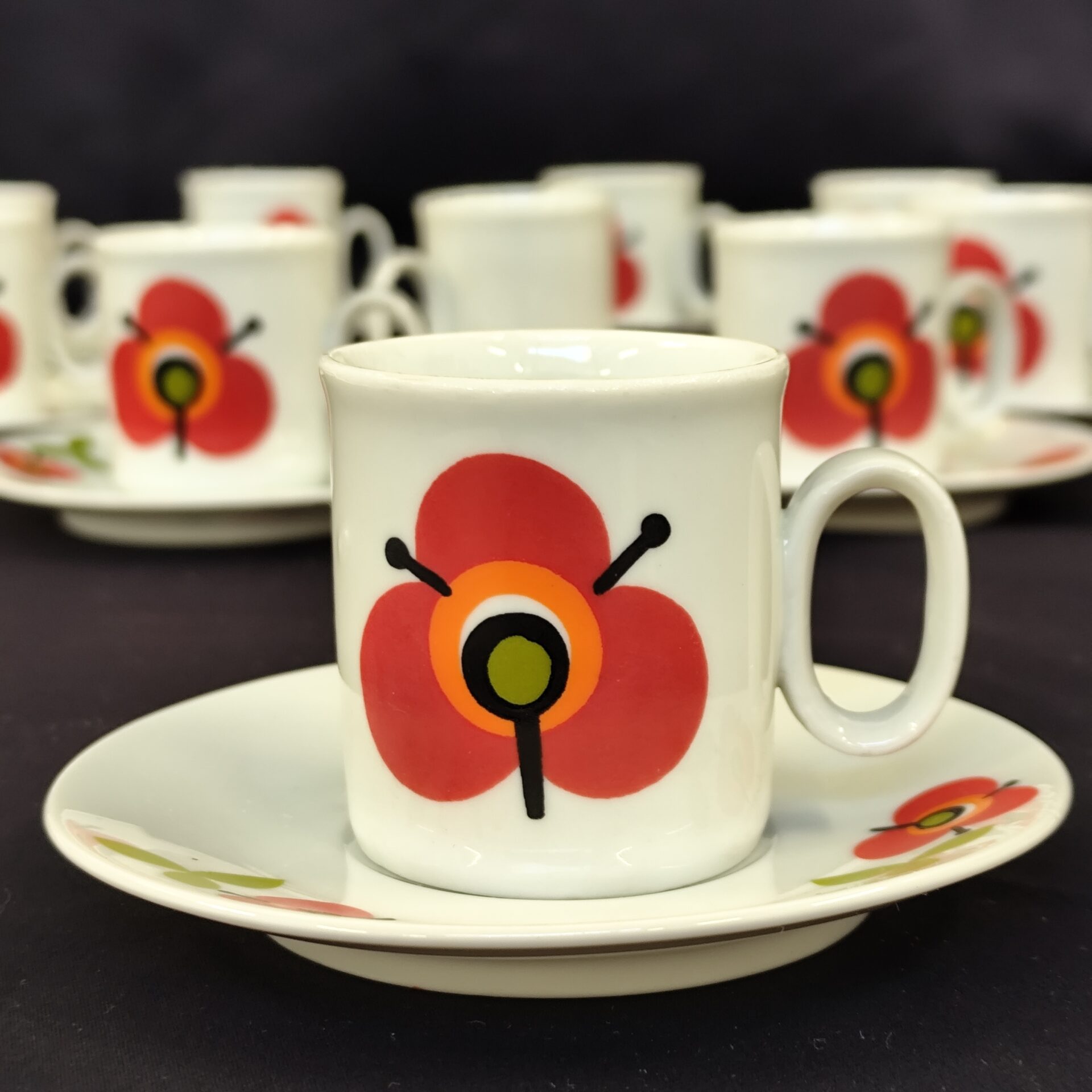 2 tasses vintages en verre Arcopal Scania à fleurs oranges et roses