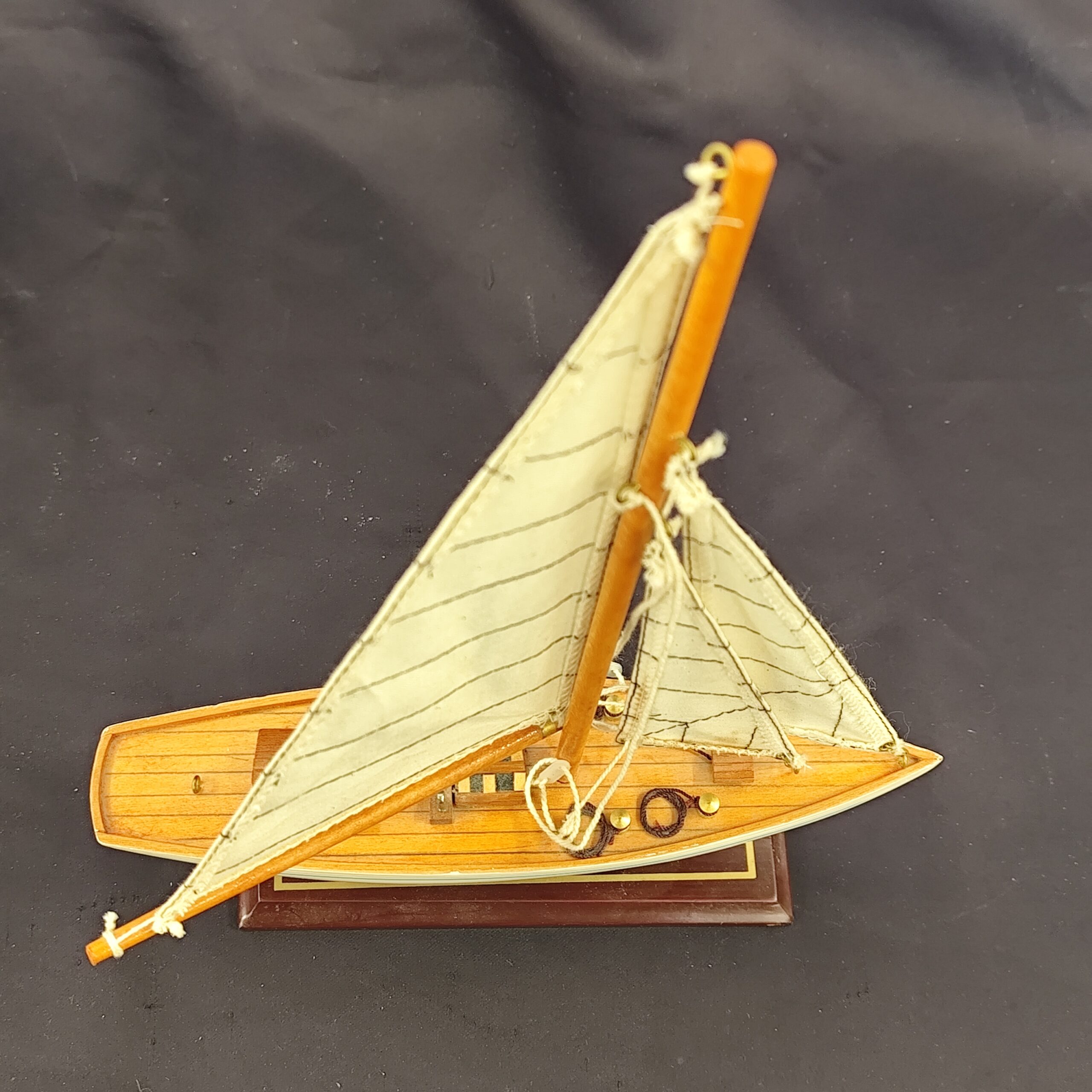 Ancienne maquette de bateau, voilier Kraabbenkutte 1900 en bois, décor