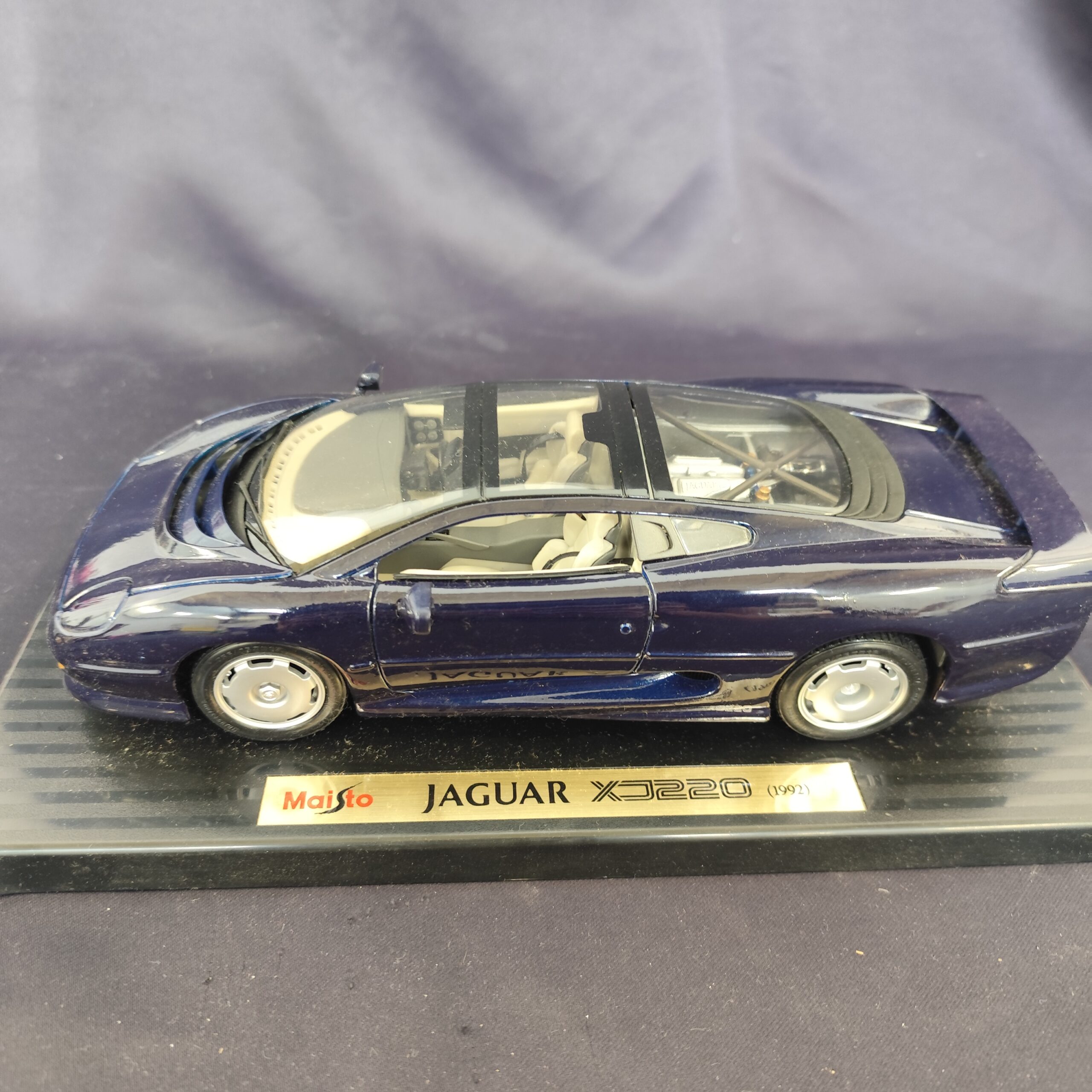 Voiture miniature Jaguar XJ220 (1992), échelle 1:18 - Maisto