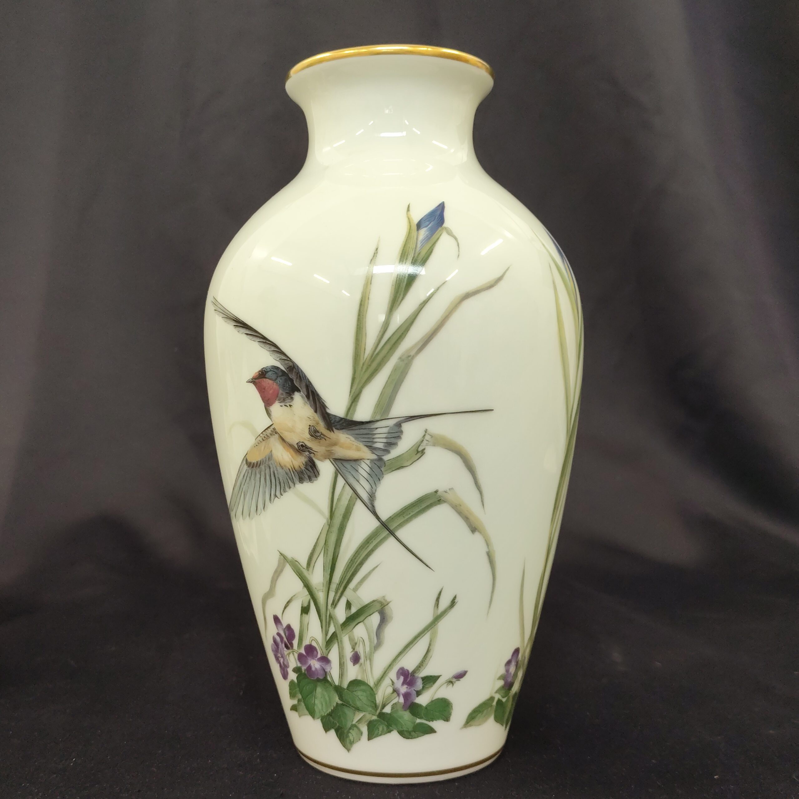 Vase-The-Meadowland-Bird- 
